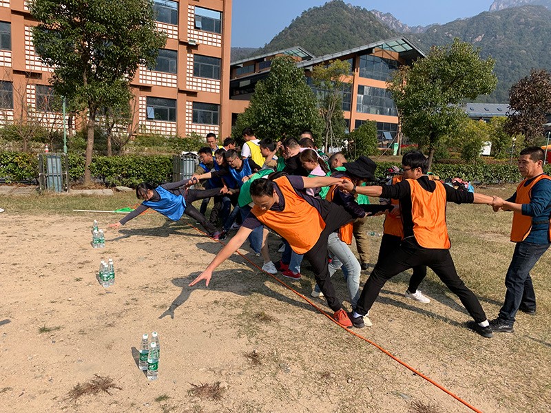 不忘初心、繼續(xù)前行、同心同行、勇攀高峰——屯溪城建投公司開展“不忘初心、牢記使命”主題教育素質(zhì)拓展訓(xùn)練