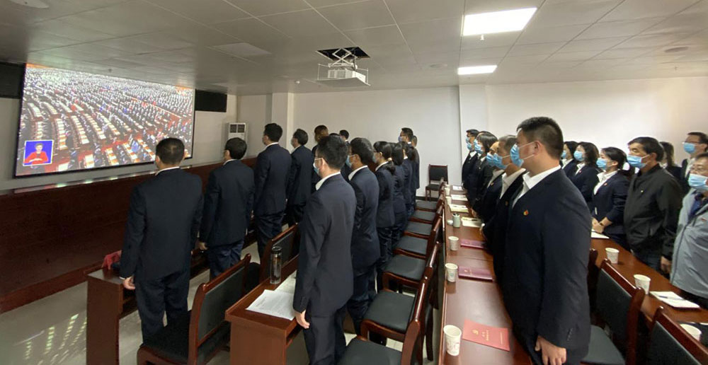 屯溪區(qū)國(guó)投集團(tuán)組織黨員干部收看中國(guó)共產(chǎn)黨第二十次全國(guó)代表大會(huì)開(kāi)幕式