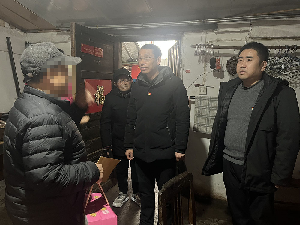 攜手送溫暖 助困獻(xiàn)愛心——屯溪區(qū)國投集團(tuán)開展“攜手助困 獻(xiàn)愛心”募捐慰問活動(dòng)