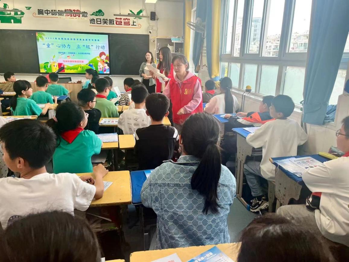 “攜手共筑美好家園”——開展垃圾分類宣傳、小區(qū)衛(wèi)生整治志愿者活動